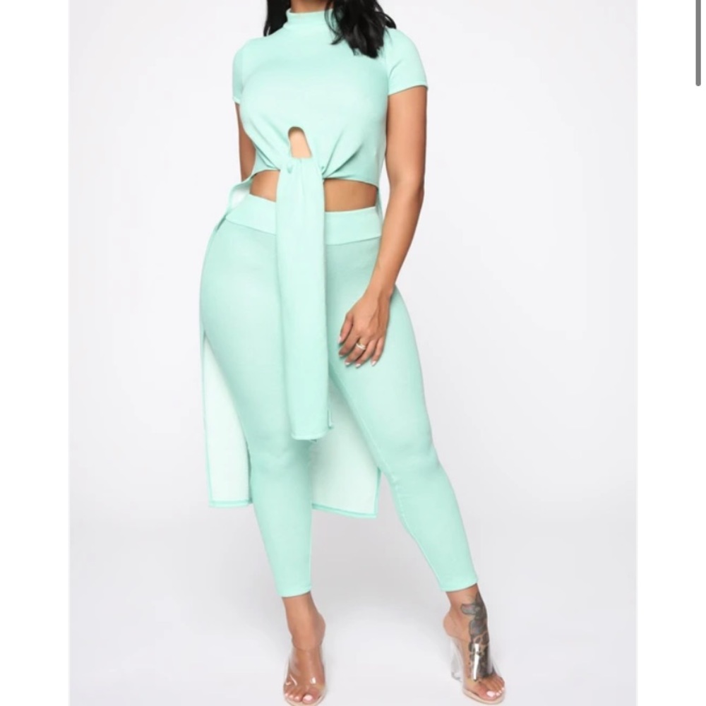 Short Sleeve
Tie Front Top
High Waist Legging